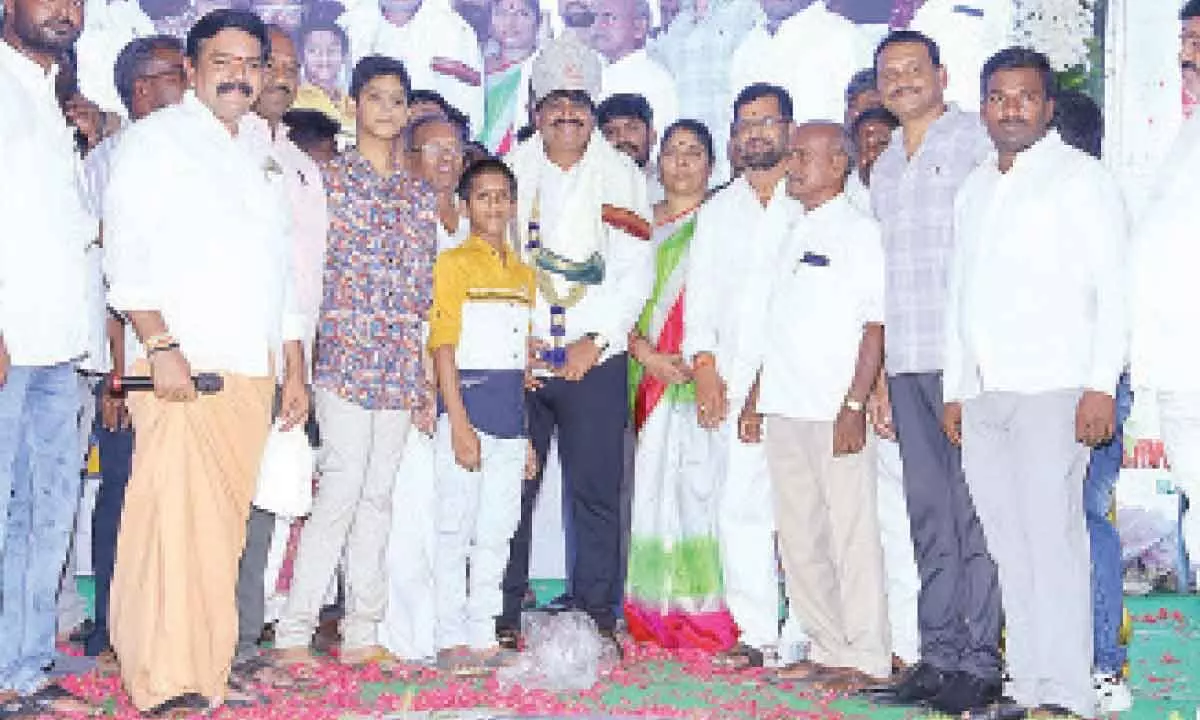 Tirupati: Srikalahasti MLA Biyyapu Madhusudan Reddy serves meals to 75K people on his birthday
