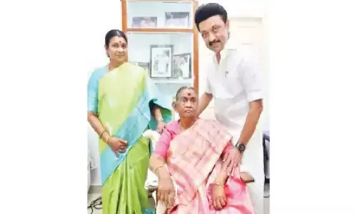 Chennai: Stalin, OPS greet people on Mother’s Day