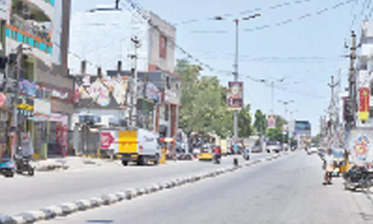 The busy Prakasam road in Tirupati wears a deserted look on Tuesday morning due to extreme heat conditions 			Photo: Kalakata Radhakrishna