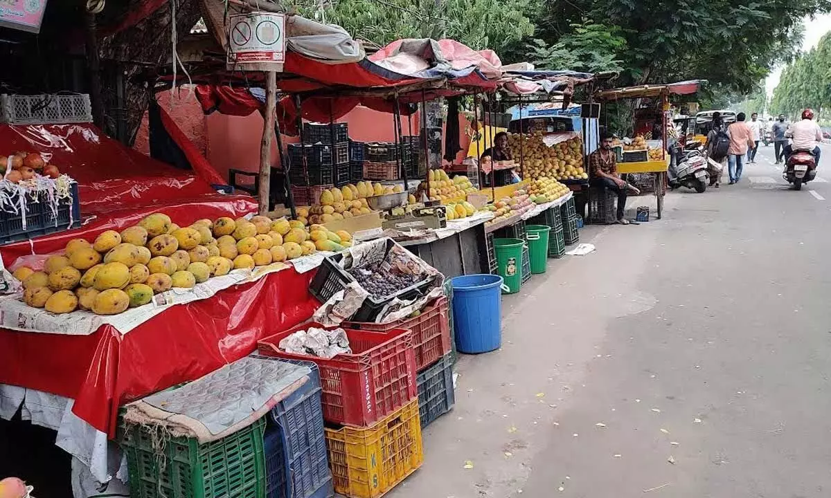 Lack of buyers of mangoes has become a cause for concern for vendors in market in Visakhapatnam. Photo: Vasu Potnuru