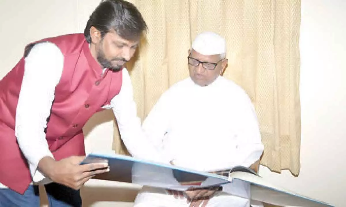 Karimnagar: Anna Hazare releases book on social worker