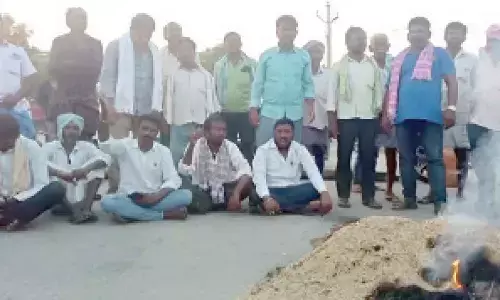 Nalgonda: Angry farmers burn grain on road
