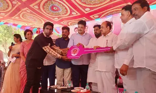 Hyderabad: Home Minister Mohammed Mahmood Ali distributes cars to minority drivers