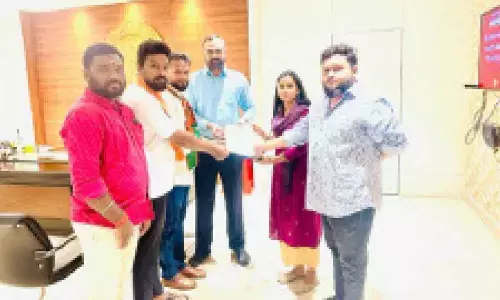 Karimnagar: Bharatiya Janata Yuva Morcha urges government to check loot by schools