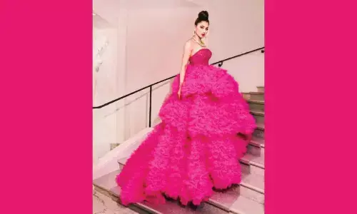 Necklace with intertwined alligators, pink Tulle gown