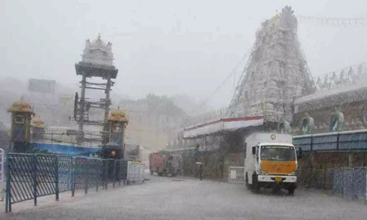 Andhra Pradesh: Heavy rain occurred at Tirumala, devotees face hardships