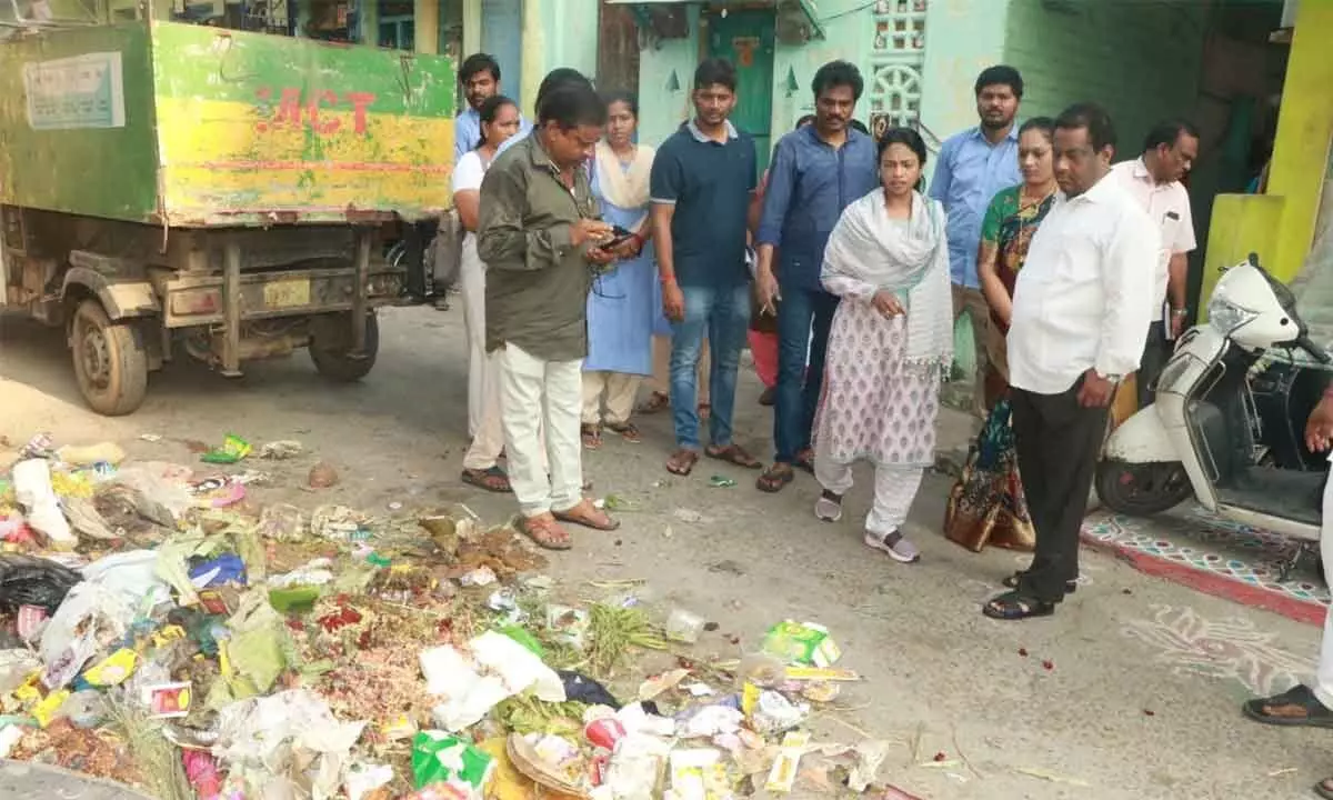 Tirupati: Heaps of garbage on road irks civic chief