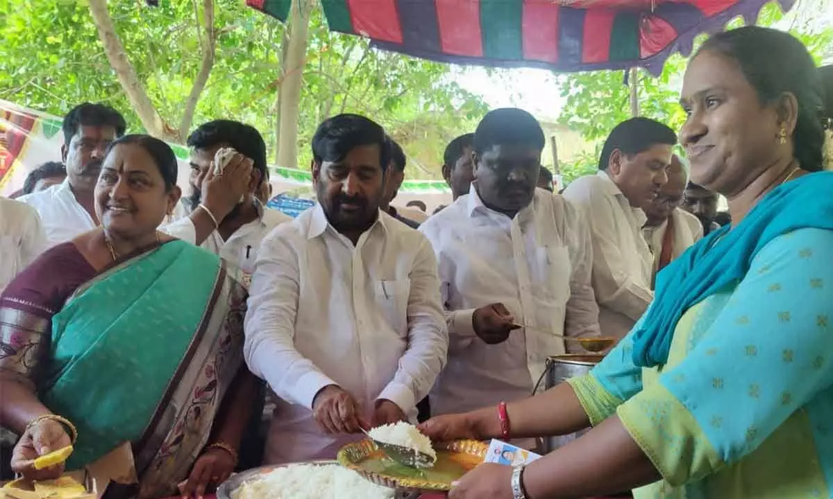Suryapet: Jagadish Reddy arranges free lunch for job aspirants at district library