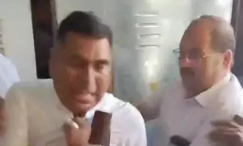 Supporters of Gehlot, Pilot exchange blows in Ajmer