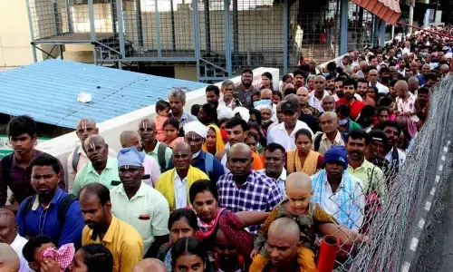 Devotees rush to Tirumala spikes,to take 36 hours for darshan
