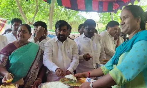 Suryapet: Jagadish Reddy arranges free lunch for job aspirants at district library