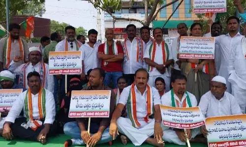 Karimnagar: Congress demands loans for BCs to be released