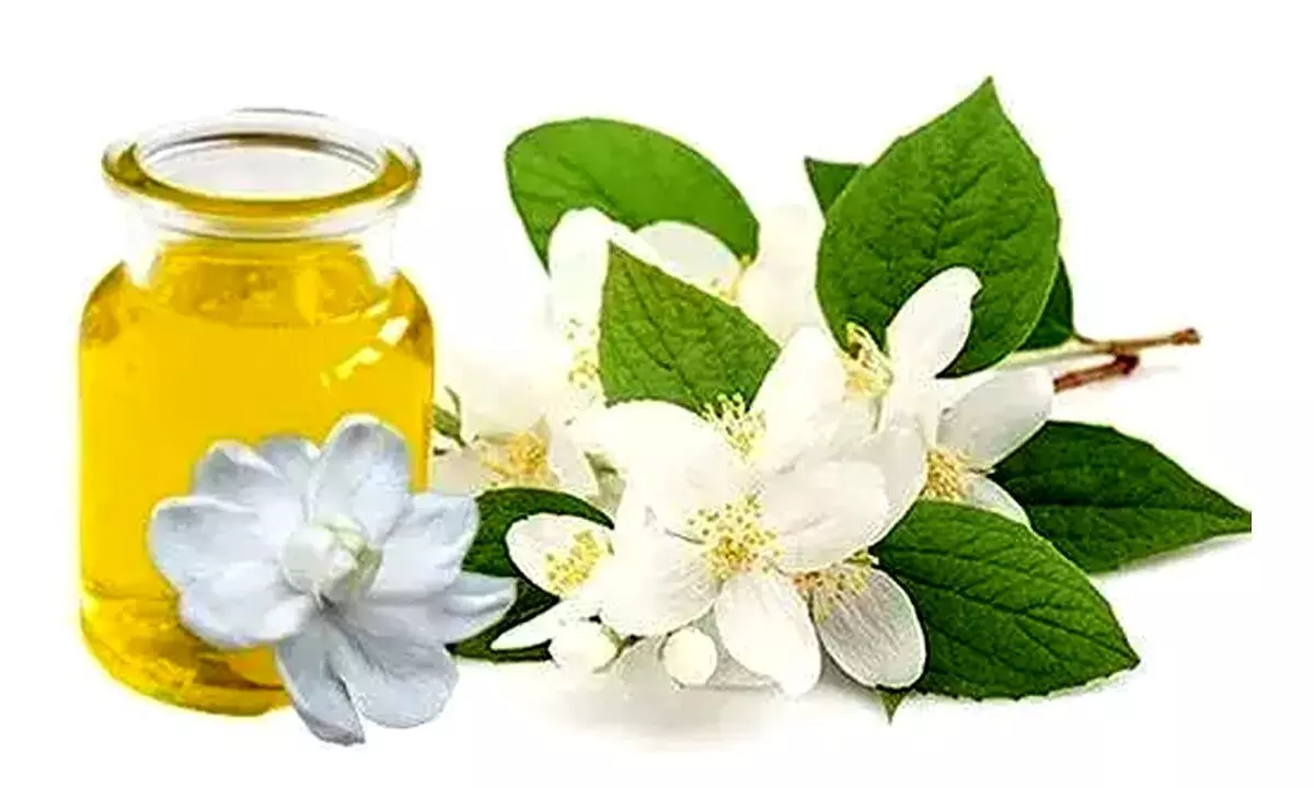 Jasmine oil helps change mood and relieve stress.