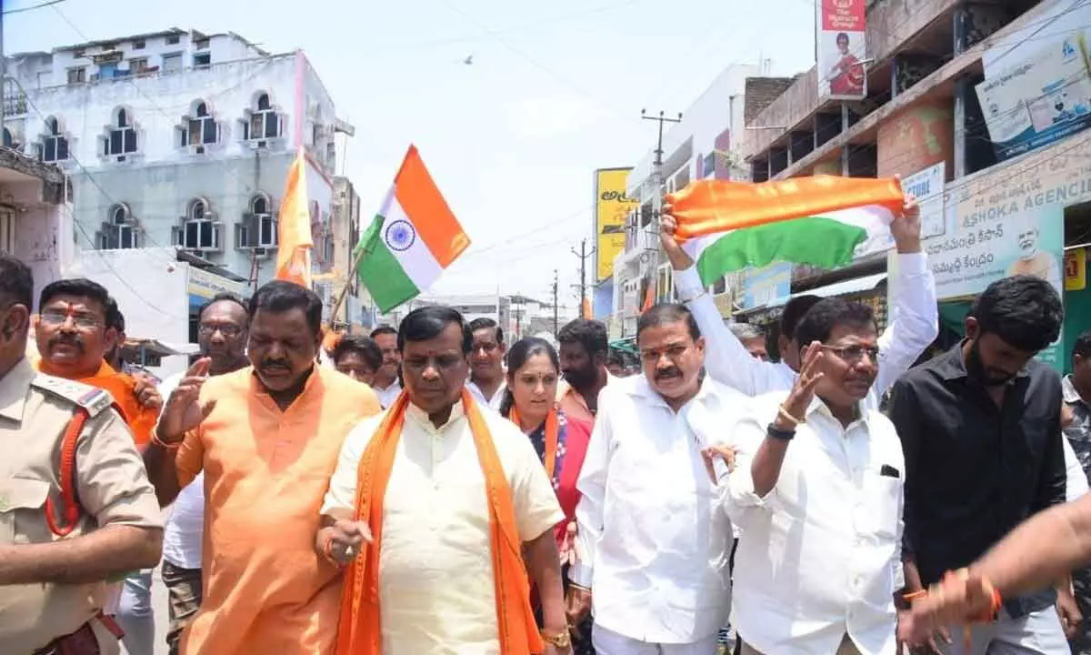 BJP leader Dhanpal Suryanarayana rally in Nizamabad obstructed