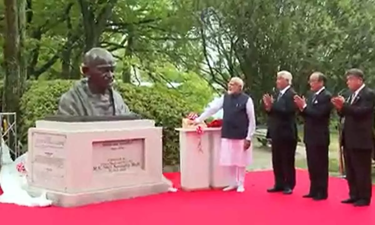 Modi unveils Mahatmas bust in Hiroshima