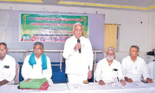 Ongole: Farmers decry government partiality towards Amul