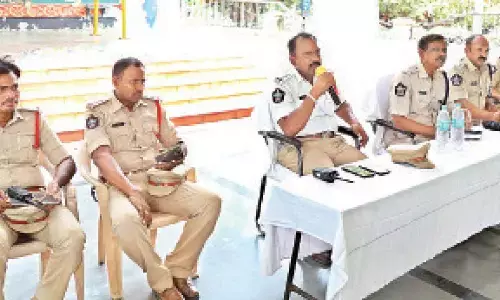 Tirupati: DSP B Narasappa asks auto drivers to adhere to traffic rules