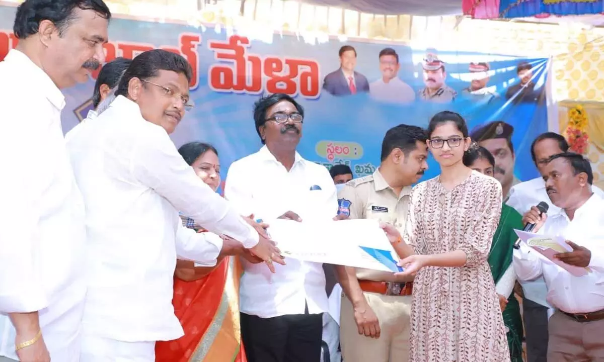 Minister for Transport Puvvada Ajay Kumar handing over appointment letters to the selected candidates at the Mega Job Mela organised by the police department in Khammam on Sunday.