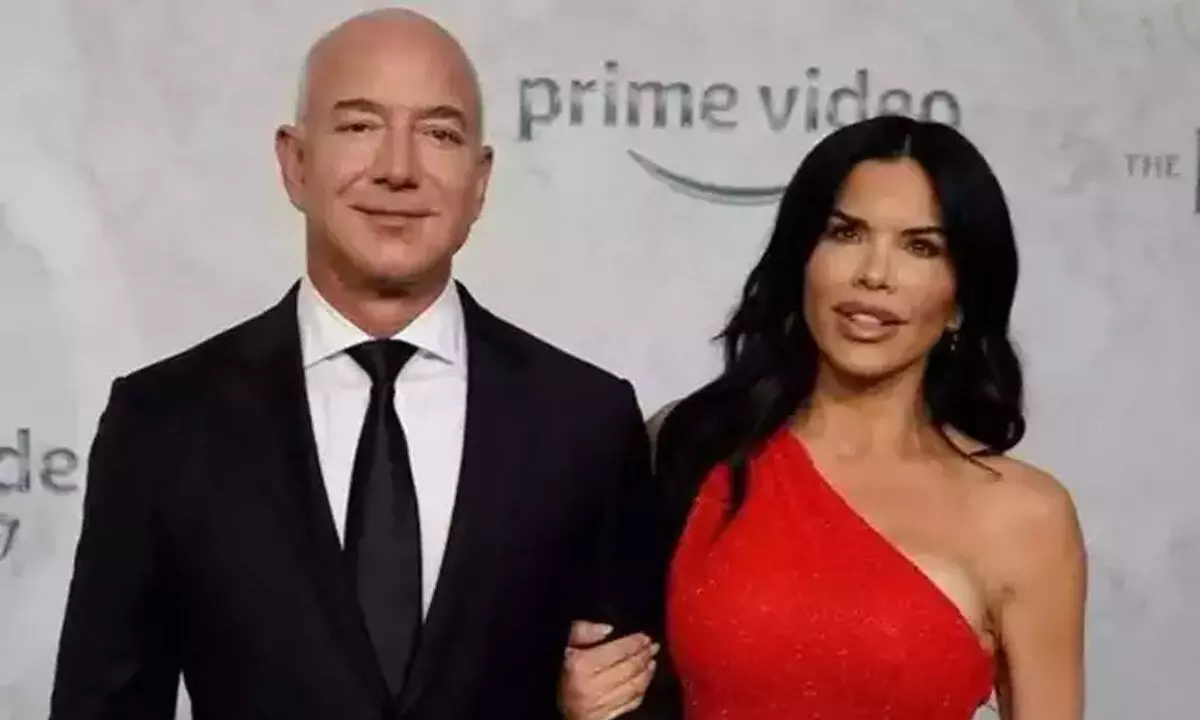Jeff Bezos and his girlfriend Lauren Sanchez get engaged