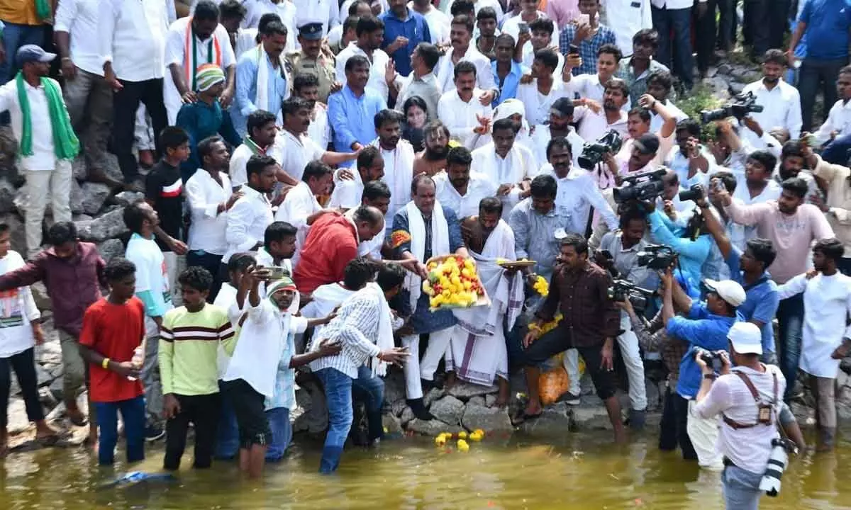 Bhongir MP Komatireddy Venkat Reddy offering puja to Krishna river on the occasion of his 60th birthday at Brahmana Vellamla project in Nalgonda on Tuesday