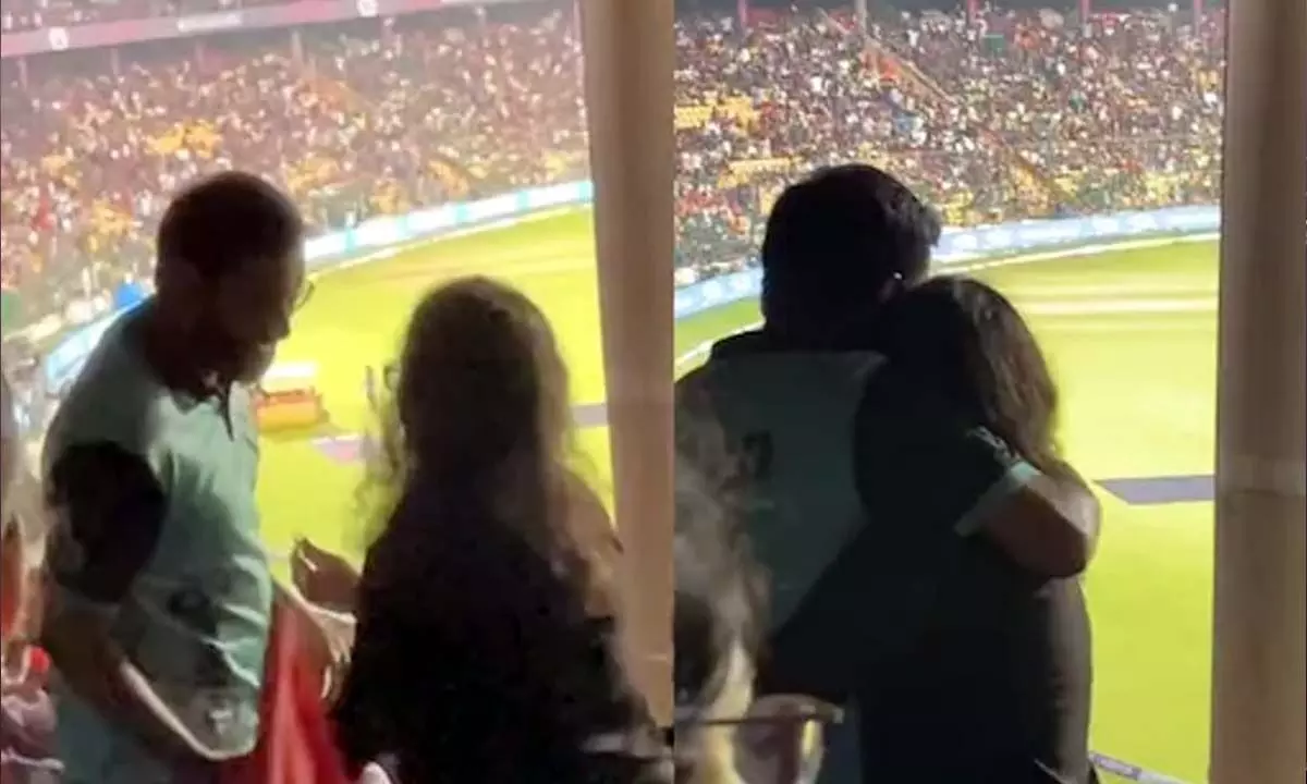Woman Proposing To Her Boyfriend During RCB Vs GT IPL Match