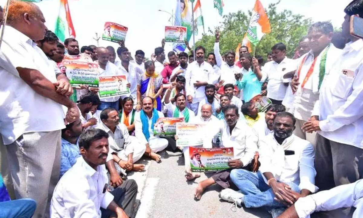 Congress workers lay siege to Bhongir Collectorate