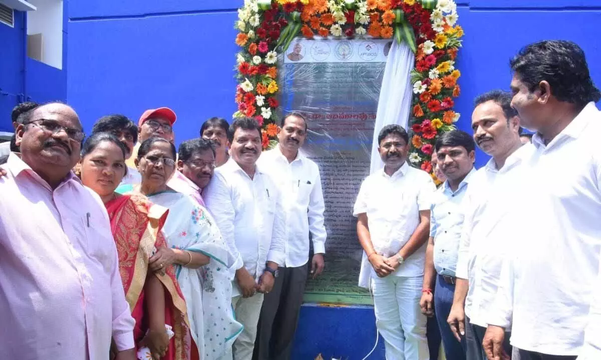 Minister A Suresh unveiling a pylon on the occasion of distribution of TIDCO Houses in Narasaraopet on Wednesday. Palnadu district Collector Siva Sankar Lotheti is also seen.