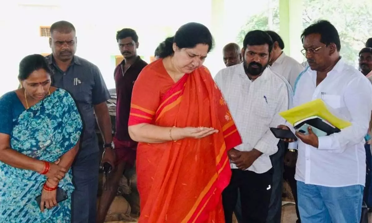 Minister for Tribal Welfare Satyavathi Rathod inspecting the paddy procurement centre at Sriramagiri under Nellikuduru mandal in Mahabubabad district on Wednesday