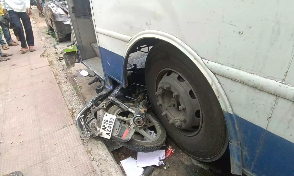 Speeding RTC bus rams into vehicles, major loss averted
