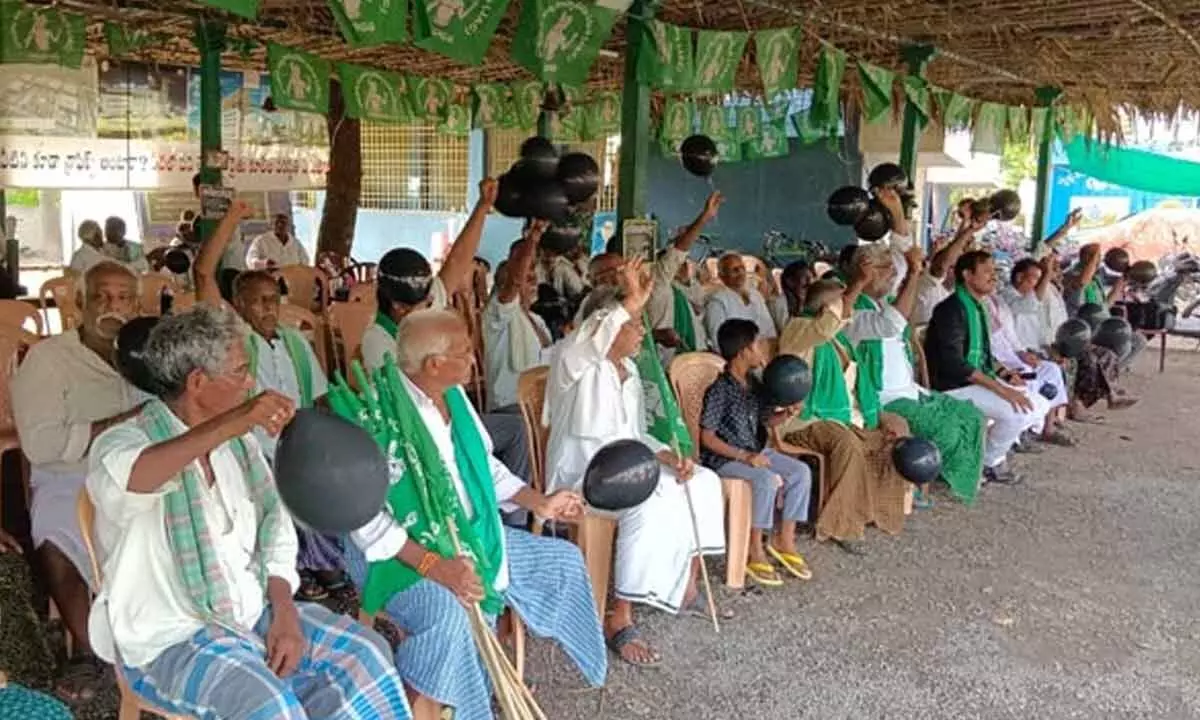 Amaravati farmers protest in Venkatapalem while CM distributes house site pattas