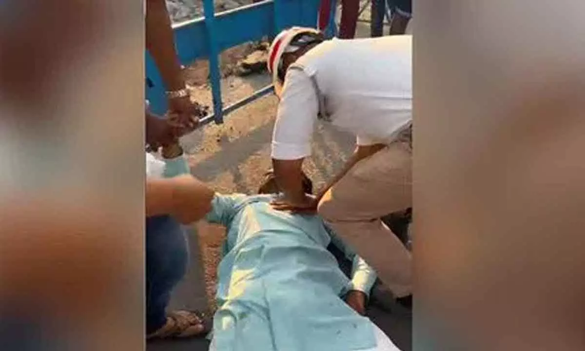 Hyderabad: Policeman performs CPR to a man who collapsed on road, receives applauds