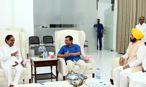 Kejriwal, Bhagwan Singh Mann reaches Pragathi Bhavan, KCR welcomes them