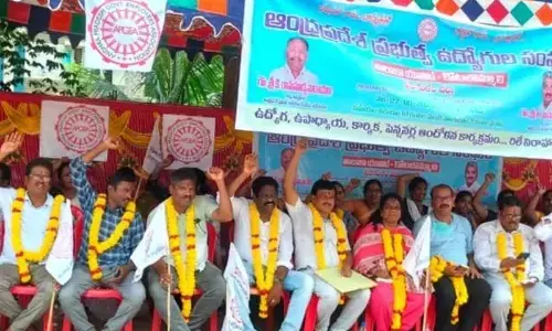 Srikakulam: ‘State government suppressing employees’