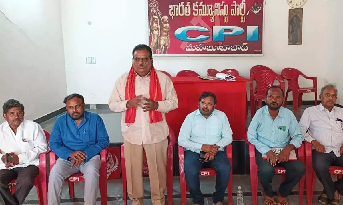 CPI State Secretariat Member Takkalapally Srinivas Rao addressing the party cadres in Mahabubabad on Sunday