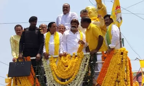 Chandrababu participates in bike rally at Rajahmahendravaram, pays tribute to NTR