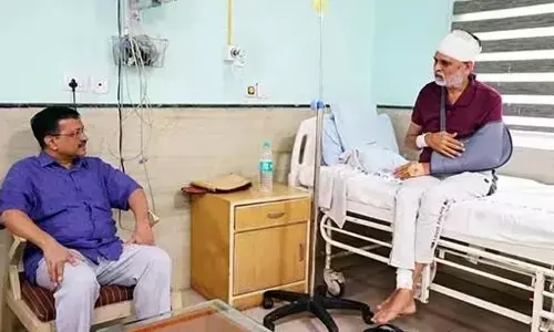Kejriwal meets Jain, calls him brave man