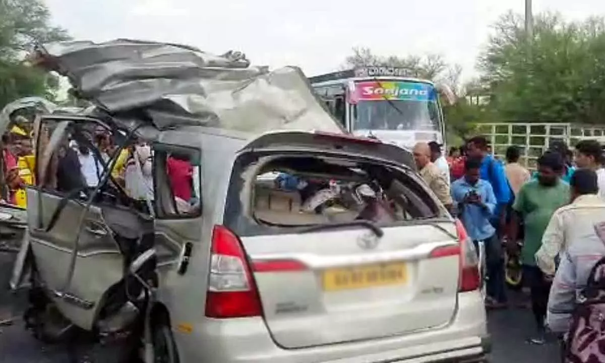 10 persons died in head on collision between bus and car