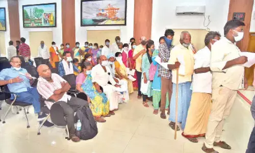 Jaganannaku Chebudam draws huge response in Nellore, Kadapa