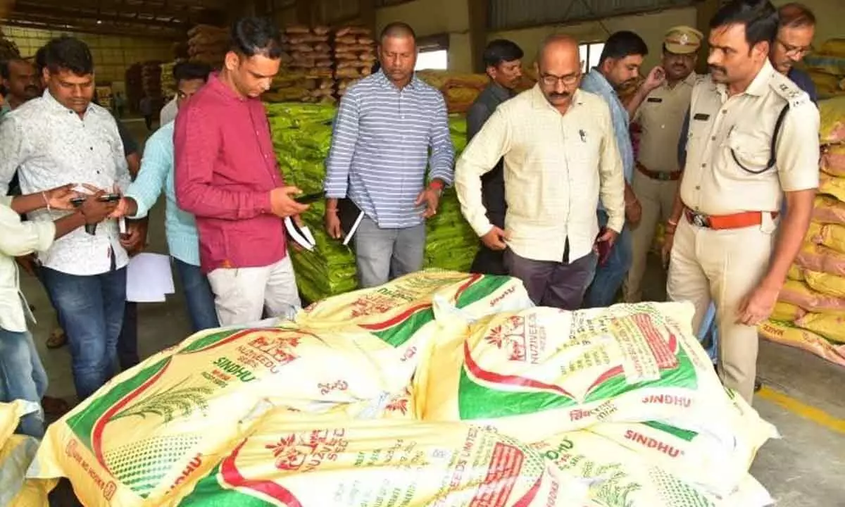 Karimnagar: CP Subbarayudu, agriculture officials inspect seed production centre