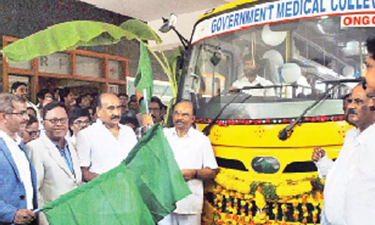 MP Magunta Srinivasulu Reddy and MLA Balineni Srinivasa Reddy flagging off the bus provided under MPLADS funds to GMC, in Ongole on Wednesday