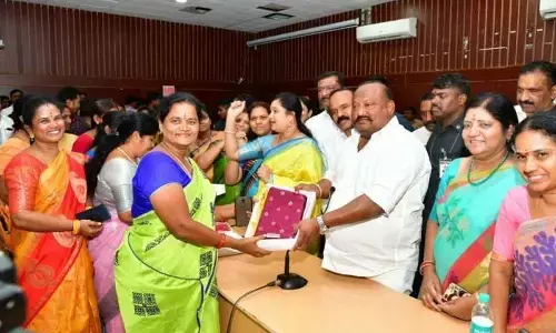 Karimnagar: Gangula Kamalakar distributes sarees to women resource persons, VOs