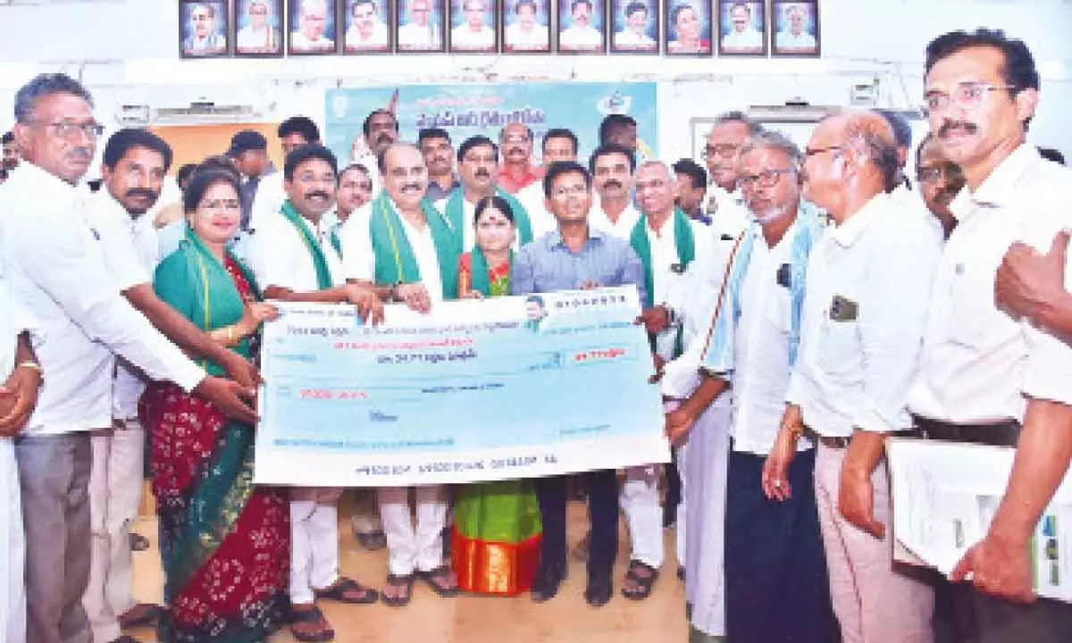 MAUD Minister Dr A Suresh, ZP chairperson Venkayamma, MLA Balineni Srinivasa Reddy and district Collector AS Dinesh Kumar presenting a specimen cheque to the beneficiaries in Ongole on Thursday