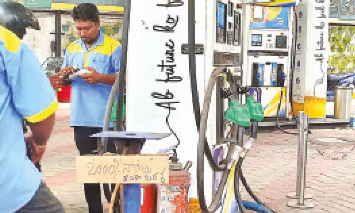 educational-institutions-petrol-bunks-refuse-to-accept-rs-2-000-notes