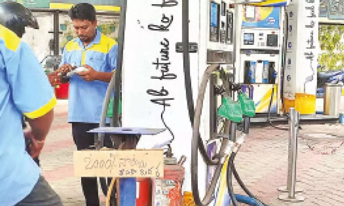 A signboard stating that Rs2,000 notes will not be accepted’ was put up at a petrol bunk in Visakhapatnam. Photo: Vasu Potnuru