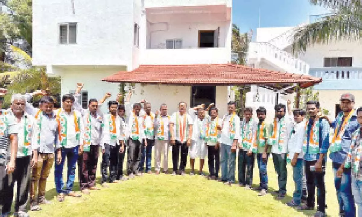 49 Mudiraj families join Congress in Kamareddy