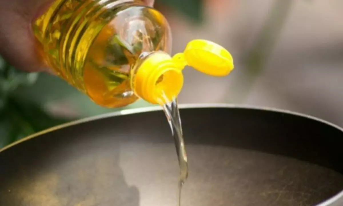 Centre asks industry to cut edible oil prices by Rs 8-12/litre