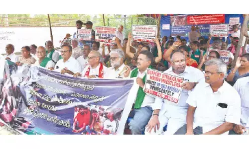 Vijayawada: Farmers stage protest in support of agitating wrestlers