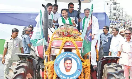 Guntur: Yantra Seva, CM Y S Jagan Mohan Reddy flags off tractors, harvesters