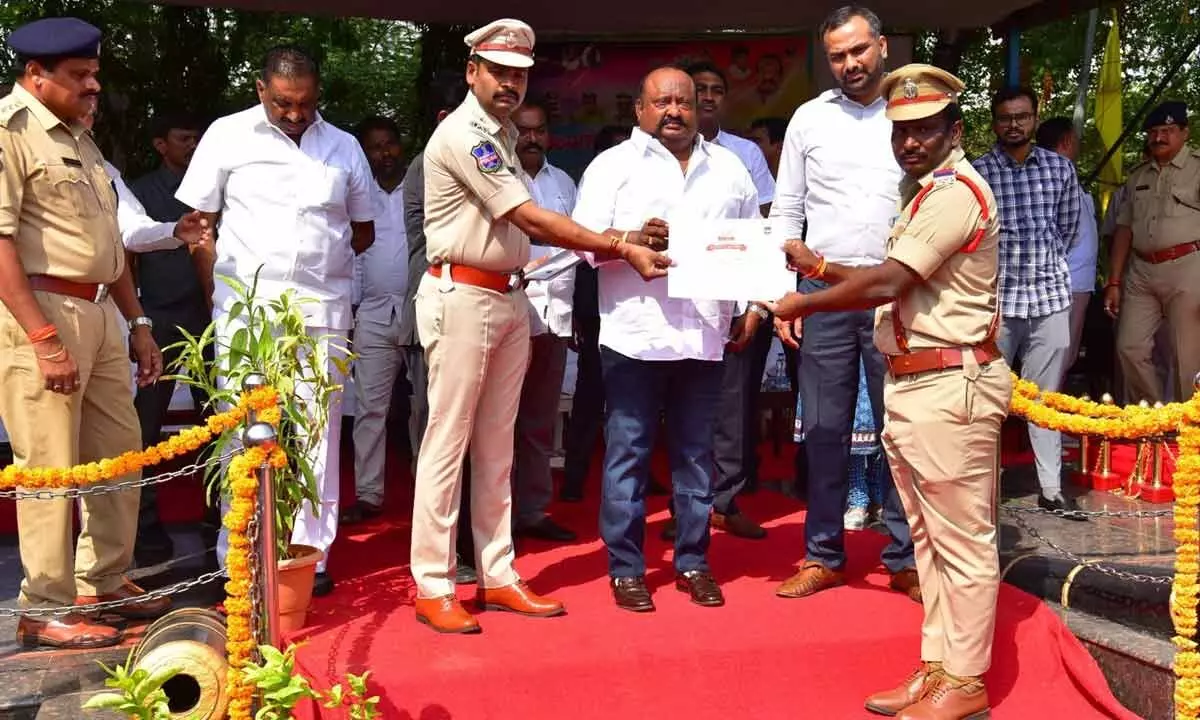 Gangula Kamalakar all praise for Karimnagar district cops