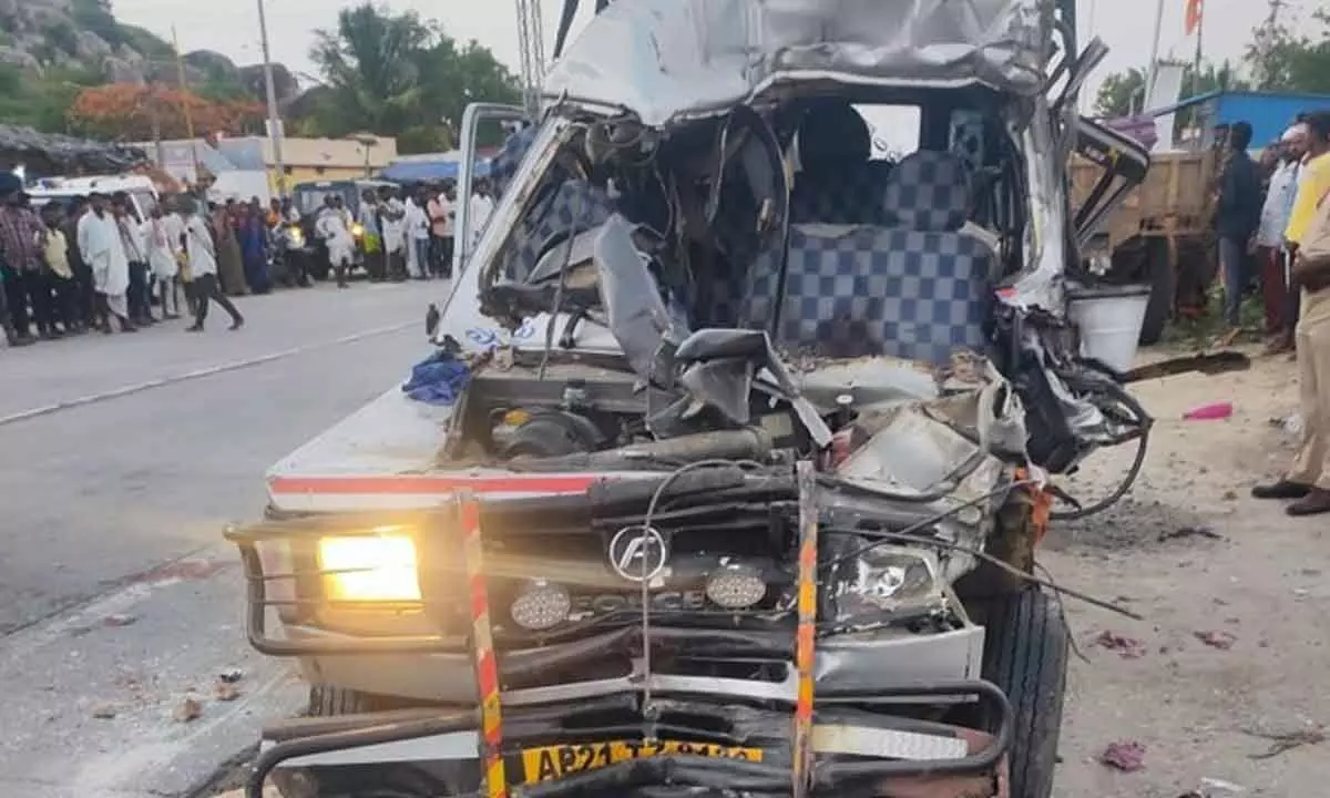 Karnataka: Five killed in Cruiser -lorry mishap